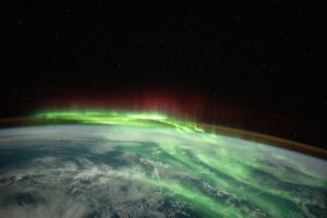 Blick auf die Erde von der ISS: Unsichtbar darüber liegt eine turbulente Zone im All, die Signale, Satelliten und Navigation beeinflussen kann.