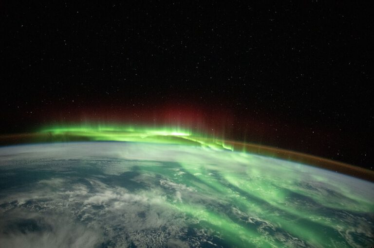 Blick auf die Erde von der ISS: Unsichtbar darüber liegt eine turbulente Zone im All, die Signale, Satelliten und Navigation beeinflussen kann.