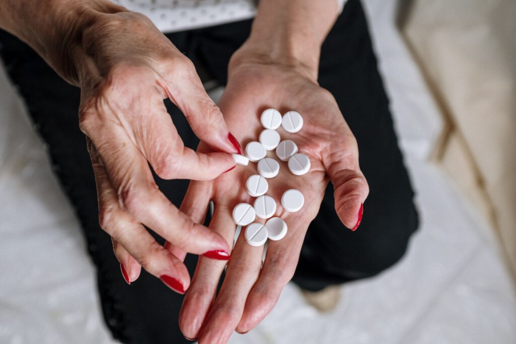 Eine neue Studie legt nahe, dass moderne Blutverdünner bei Menschen mit Alzheimer und Vorhofflimmern mit einem langsameren geistigen Abbau verbunden sein könnten. © Pexels