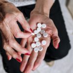 Eine neue Studie legt nahe, dass moderne Blutverdünner bei Menschen mit Alzheimer und Vorhofflimmern mit einem langsameren geistigen Abbau verbunden sein könnten. © Pexels
