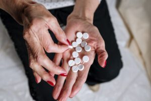 Eine neue Studie legt nahe, dass moderne Blutverdünner bei Menschen mit Alzheimer und Vorhofflimmern mit einem langsameren geistigen Abbau verbunden sein könnten. © Pexels