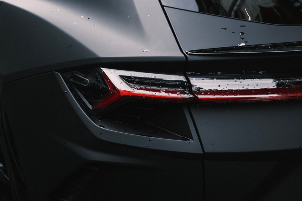 Die tiefschwarze Karosserie schluckt bereits viele Konturen. Ein Ultra-Black-Lack würde diesen Effekt noch verstärken und das Auto beinahe wie ein schwarzes Loch erscheinen lassen.