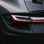 Die tiefschwarze Karosserie schluckt bereits viele Konturen. Ein Ultra-Black-Lack würde diesen Effekt noch verstärken und das Auto beinahe wie ein schwarzes Loch erscheinen lassen.