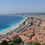 Nizza liegt in einer der seismisch aktivsten Regionen Westeuropas. Laut UNESCO gilt ein mindestens ein Meter hoher Tsunami im Mittelmeer innerhalb der nächsten 30 Jahre als praktisch sicher.