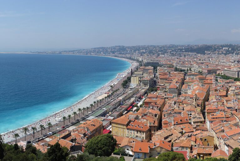 Nizza liegt in einer der seismisch aktivsten Regionen Westeuropas. Laut UNESCO gilt ein mindestens ein Meter hoher Tsunami im Mittelmeer innerhalb der nächsten 30 Jahre als praktisch sicher.