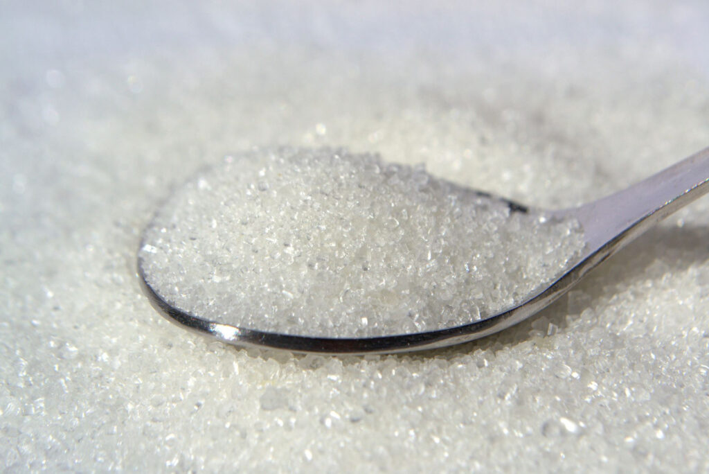 Eine zuckerärmere Kindheit könnte noch Jahrzehnte später Spuren hinterlassen: In britischen Daten erkrankten Menschen aus der Zeit der Zuckerrationierung seltener an Alzheimer.