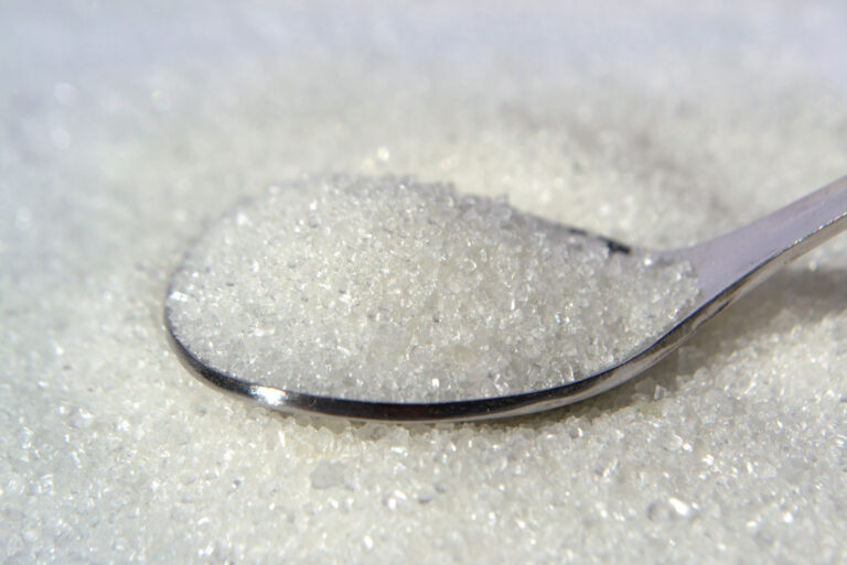 Eine zuckerärmere Kindheit könnte noch Jahrzehnte später Spuren hinterlassen: In britischen Daten erkrankten Menschen aus der Zeit der Zuckerrationierung seltener an Alzheimer.