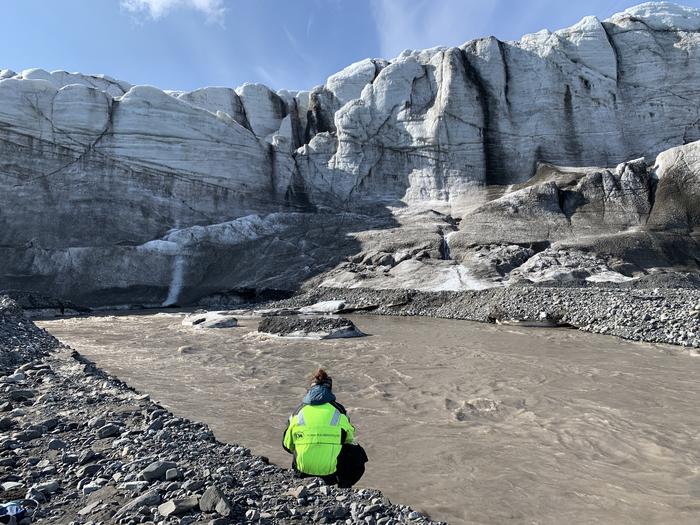 In einem Gletscherfluss auf Spitzbergen nehmen Forscher Wasserproben. Darin messen sie, wie viel Methan das Schmelzwasser aus dem Untergrund bis an die Oberfläche transportiert. © Gabrielle Kleber
