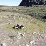 Uralte Abfallhaufen im Eis Grönlands bewahren Spuren früherer Siedler: Aus Mikroben in Kot, Tierknochen und Robbenresten lesen Forscher heute ab, wie Menschen dort lebten.