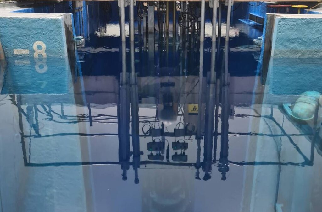 Ein Atomreaktor erzeugt Wärme durch Kernspaltung. Der geplante TRISO-Brennstoff soll diese Reaktoren künftig sicherer versorgen und deutlich höhere Temperaturen aushalten.
