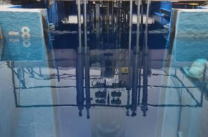 Ein Atomreaktor erzeugt Wärme durch Kernspaltung. Der geplante TRISO-Brennstoff soll diese Reaktoren künftig sicherer versorgen und deutlich höhere Temperaturen aushalten.