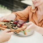 Wer Fleisch und Milchprodukte durch eine fettarme vegane Ernährung mit Sojabohnen ersetzt, kann laut Studie seine ernährungsbedingten Emissionen deutlich senken. © Pexels