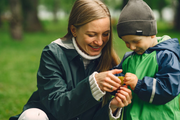 Klare Ansagen fördern Hilfsbereitschaft bei Kindern oft stärker als Erklärungen. Das zeigt eine Studie der Durham University.