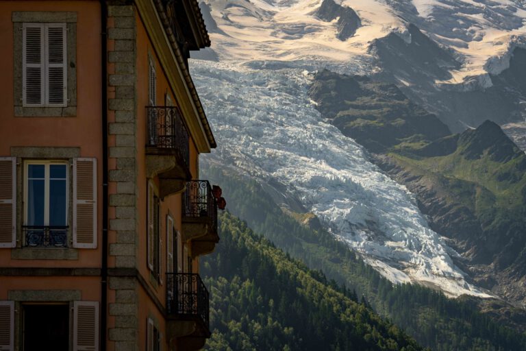 Chamonix liegt unmittelbar unter den Gletschern des Mont-Blanc-Massivs. Gerade in den Alpen könnten viele dieser Eisflächen noch in diesem Jahrhundert verschwinden.