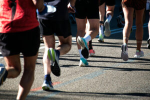 Beine vieler Läufer bei einem Wettbewerb