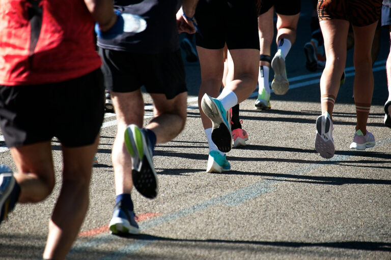 Beine vieler Läufer bei einem Wettbewerb