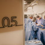 Während einer Vollnarkose nehmen Patienten ihre Umgebung nicht bewusst wahr. Dennoch könnte das Gehirn weiterhin auf akustische Reize reagieren und dadurch körperliche Vorgänge beeinflussen.