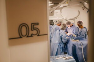 Während einer Vollnarkose nehmen Patienten ihre Umgebung nicht bewusst wahr. Dennoch könnte das Gehirn weiterhin auf akustische Reize reagieren und dadurch körperliche Vorgänge beeinflussen.
