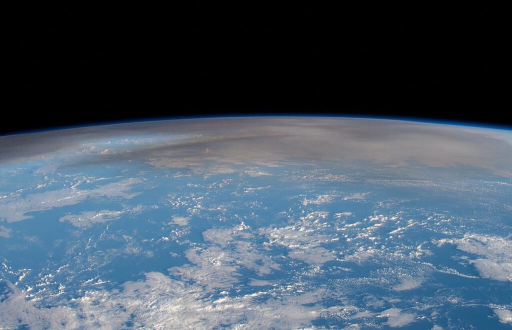 Die gewaltige Eruptionswolke des Vulkans Tonga stieg 2022 bis in die Stratosphäre auf. Satelliten registrierten dort ungewöhnlich starken Methanabbau.