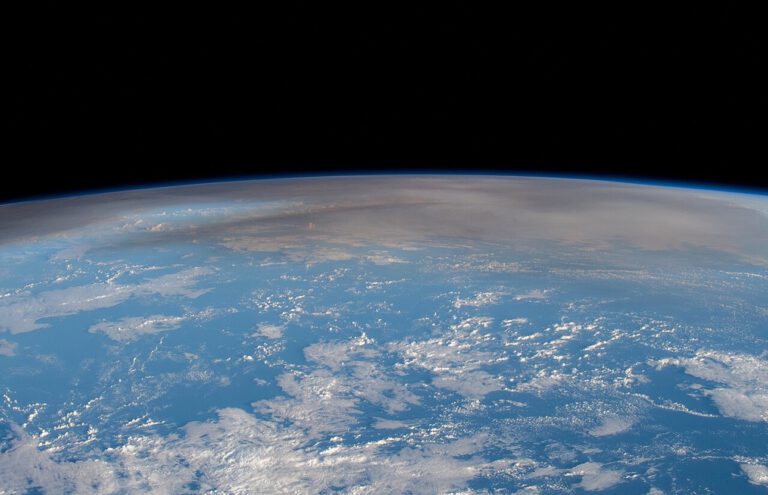 Die gewaltige Eruptionswolke des Vulkans Tonga stieg 2022 bis in die Stratosphäre auf. Satelliten registrierten dort ungewöhnlich starken Methanabbau.