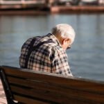 Alter Mann auf einer Parkbank