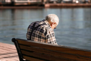 Alter Mann auf einer Parkbank