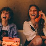 Ob ein Lachen aus echter Heiterkeit hervorbricht oder im Gespräch bewusst eingesetzt wird, entscheidet sich offenbar in unterschiedlichen Netzwerken des Gehirns.