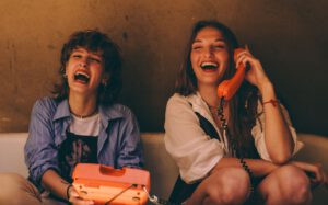 Ob ein Lachen aus echter Heiterkeit hervorbricht oder im Gespräch bewusst eingesetzt wird, entscheidet sich offenbar in unterschiedlichen Netzwerken des Gehirns.