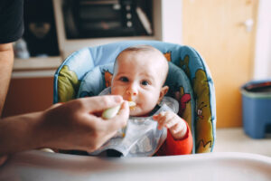 Beim ersten festen Essen lernt ein Baby neue Geschmäcker kennen – zugleich reagiert offenbar auch das Immunsystem auf die neue Vielfalt der Nahrung. Eine Mausstudie liefert Hinweise auf den Mechanismus dahinter. © Pexels