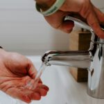 Aus dem Wasserhahn kommt Wasser selbstverständlich – doch laut einer neuen Stanford-Studie könnten Hitze, Dürre und teure neue Anlagen die Versorgung künftig spürbar verteuern. © Unsplash