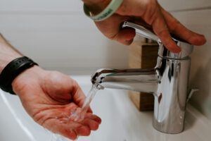 Aus dem Wasserhahn kommt Wasser selbstverständlich – doch laut einer neuen Stanford-Studie könnten Hitze, Dürre und teure neue Anlagen die Versorgung künftig spürbar verteuern. © Unsplash