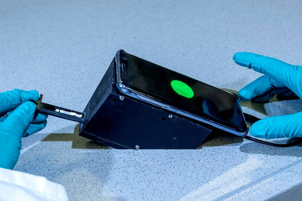 Ein BAM-Schnelltest erkennt Hinweise auf fäkale Verunreinigung im Wasser per Smartphone in weniger als einer Minute.