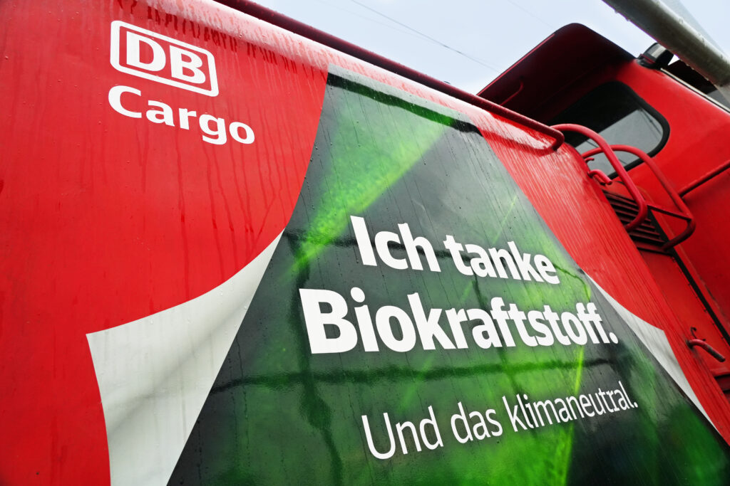 Noch fahren viele Lokomotiven mit Verbrennungsmotor – mit HVO 100 setzt die Bahn deshalb auf Biokraftstoff als Übergangslösung und als Brücke zu Wasserstoff und Ökostrom. © Deutsche Bahn AG / Volker Emersleben