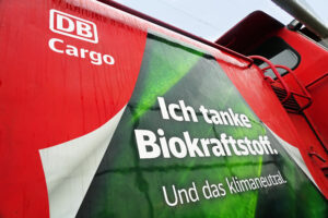 Noch fahren viele Lokomotiven mit Verbrennungsmotor – mit HVO 100 setzt die Bahn deshalb auf Biokraftstoff als Übergangslösung und als Brücke zu Wasserstoff und Ökostrom. © Deutsche Bahn AG / Volker Emersleben