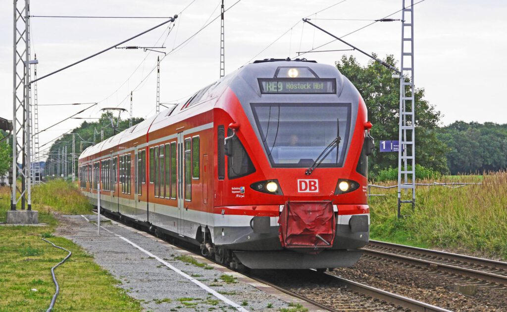 Ein Elektro-Regionalzug in Schleswig-Holstein: Nicht überall stehen auf regionalen Bahnstrecken so wie hier Oberleitungen zur Verfügung. Die Strecken ohne Elektrifizierung sollen künftig von Akkuzügen befahren werden. © CC0 / Pixabay