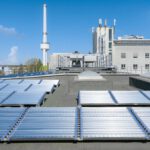 Das photreon-Paneel soll grünen Wasserstoff direkt dort erzeugen, wo ihn Industriebetriebe brauchen – ohne Elektrolyseur und ohne Stromanschluss. © Montage: Amadeus Bramsiepe/KIT