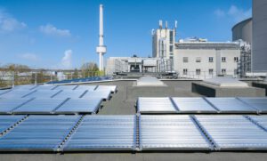 Das photreon-Paneel soll grünen Wasserstoff direkt dort erzeugen, wo ihn Industriebetriebe brauchen – ohne Elektrolyseur und ohne Stromanschluss. © Montage: Amadeus Bramsiepe/KIT