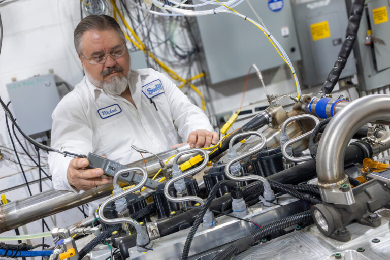 Das Southwest Research Institute hat einen verbesserten Wasserstoff-Verbrennungsmotor mit Fremdzündung entwickelt, der speziell für mittelschwere Nutzfahrzeuge ausgelegt ist. © SwRI