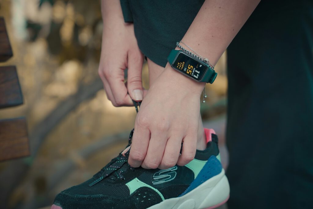 Fitness-Tracker und Laufschuhe stehen für den Wunsch, gesünder zu leben – der für viele inzwischen selbst zum Stressfaktor wird.