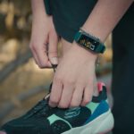 Fitness-Tracker und Laufschuhe stehen für den Wunsch, gesünder zu leben – der für viele inzwischen selbst zum Stressfaktor wird.