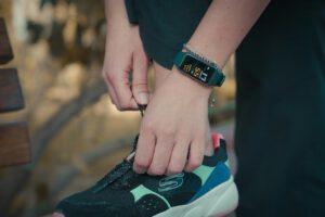 Fitness-Tracker und Laufschuhe stehen für den Wunsch, gesünder zu leben – der für viele inzwischen selbst zum Stressfaktor wird.