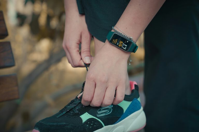Fitness-Tracker und Laufschuhe stehen für den Wunsch, gesünder zu leben – der für viele inzwischen selbst zum Stressfaktor wird.