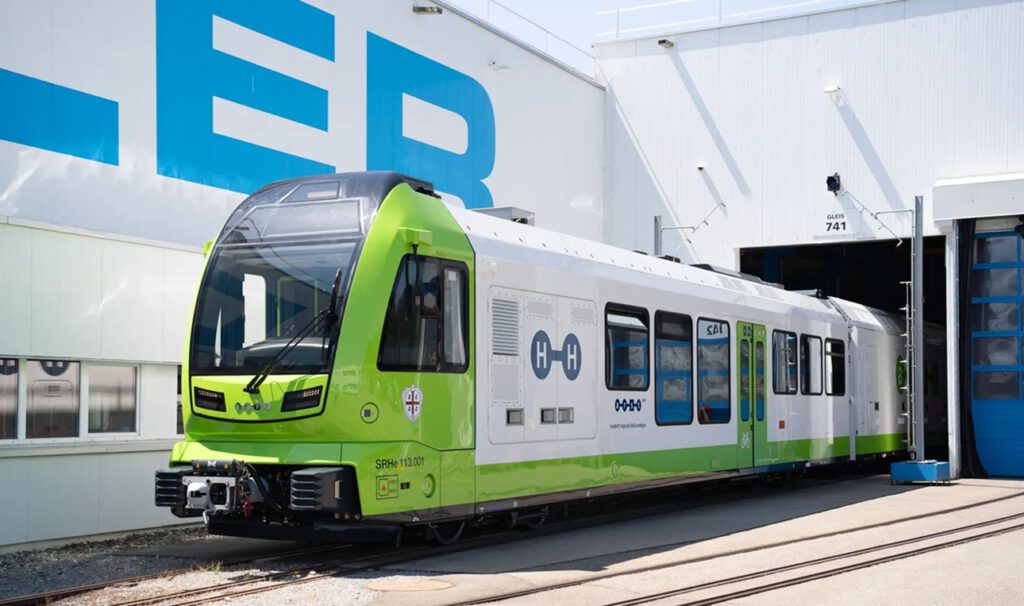 Der weltweit erste Wasserstoffzug für Schmalspurbahnen soll auf Sardinien alte Dieselfahrzeuge ersetzen. Er wurde speziell für enge Strecken ohne Oberleitung entwickelt.