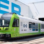 Der weltweit erste Wasserstoffzug für Schmalspurbahnen soll auf Sardinien alte Dieselfahrzeuge ersetzen. Er wurde speziell für enge Strecken ohne Oberleitung entwickelt.