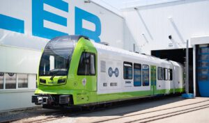 Der weltweit erste Wasserstoffzug für Schmalspurbahnen soll auf Sardinien alte Dieselfahrzeuge ersetzen. Er wurde speziell für enge Strecken ohne Oberleitung entwickelt.