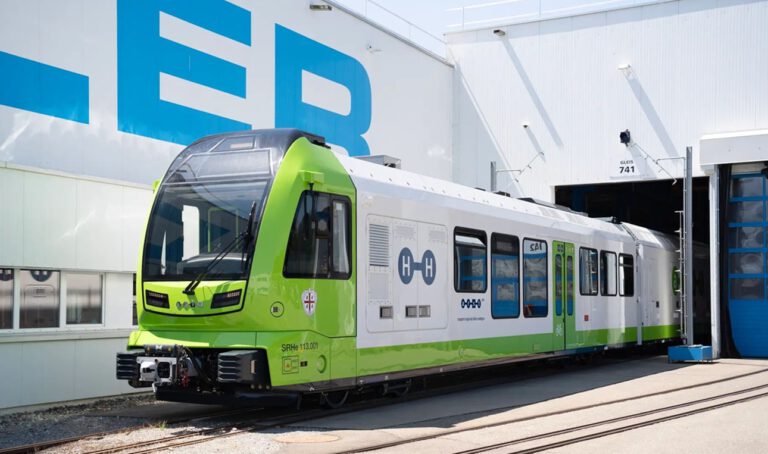 Der weltweit erste Wasserstoffzug für Schmalspurbahnen soll auf Sardinien alte Dieselfahrzeuge ersetzen. Er wurde speziell für enge Strecken ohne Oberleitung entwickelt.
