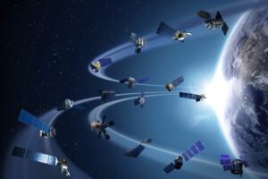Viele Sonnenflecken auf der Sonne erhöhen die Aktivität im All – dadurch sinkt Weltraumschrott schneller ab und das Kollisionsrisiko für Satelliten steigt.