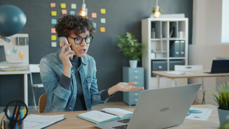 Weniger ungeliebte Aufgaben bedeuten nicht automatisch weniger Stress: Schon Veränderungen im Arbeitsalltag können Beschäftigte zusätzlich erschöpfen.