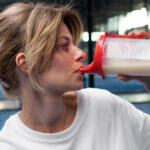 Frau trinkt Proteinshake