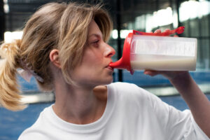 Frau trinkt Proteinshake